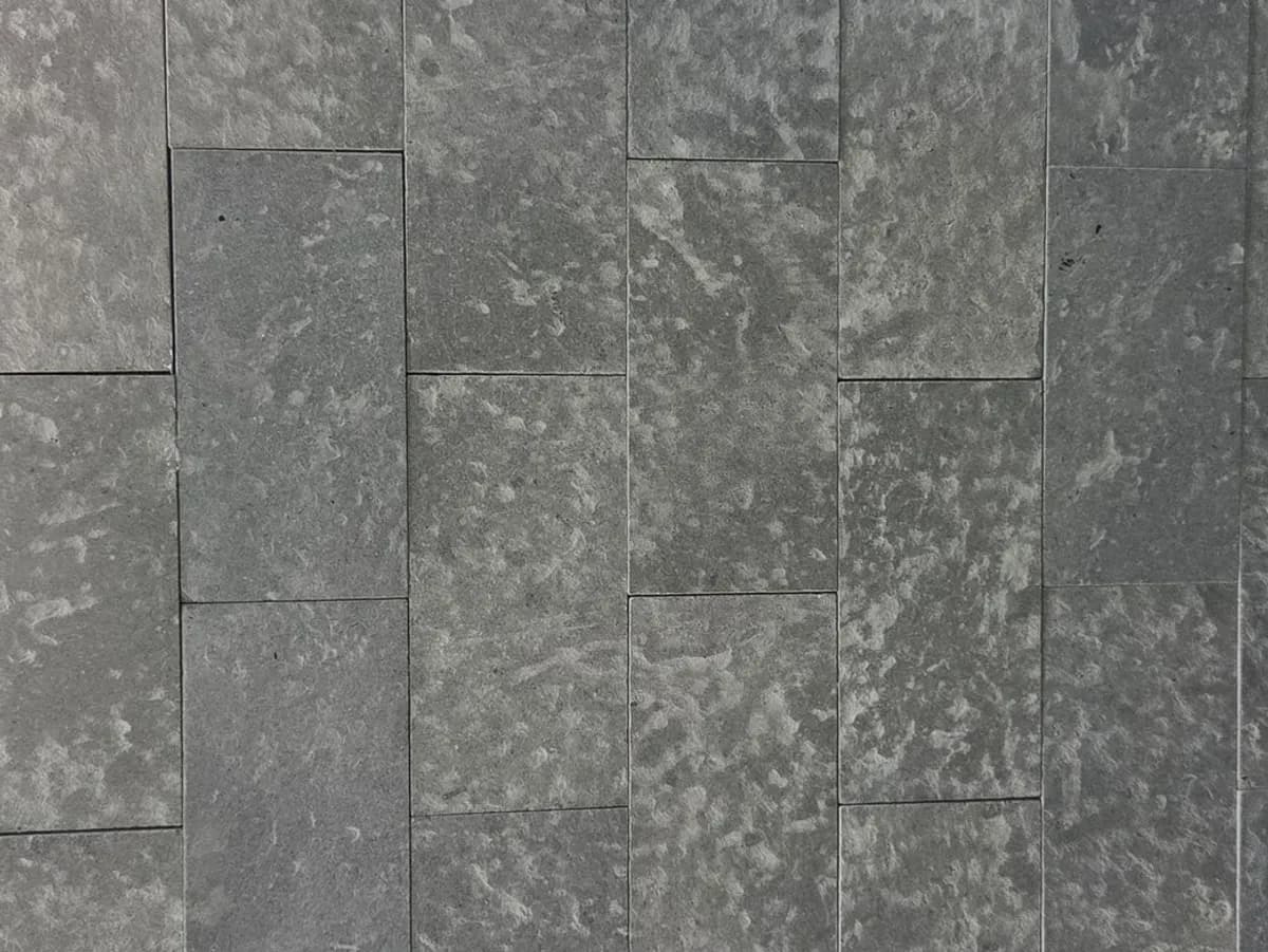 Montravel Cuir — Montravel with Cuir finish, Moroccan natural stone texture